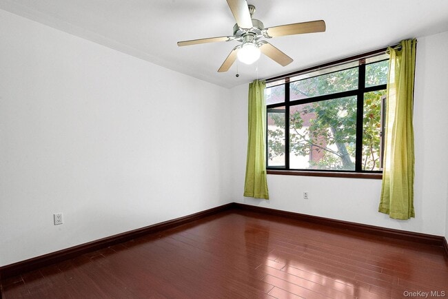 Foto del edificio - 132-29 Blossom Ave