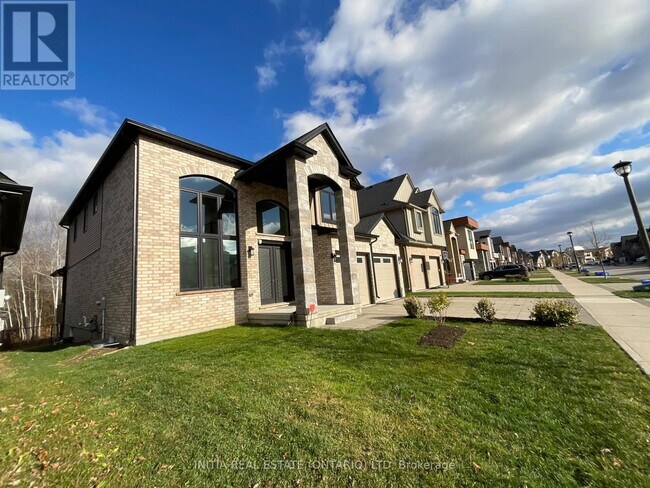 Building Photo - 1295 Dyer Cres