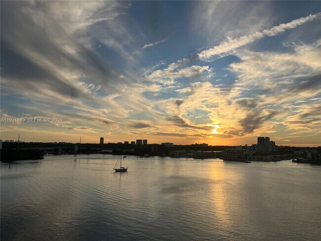 Foto del edificio - 17150 N Bay Rd