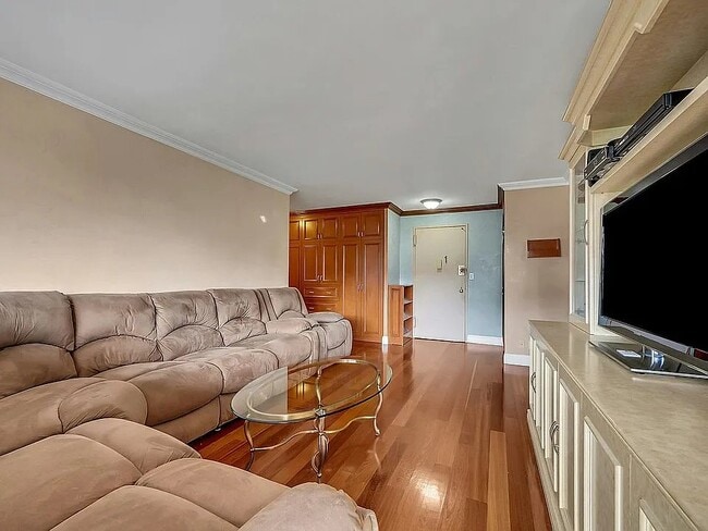 Building Photo - 555 Kappock St