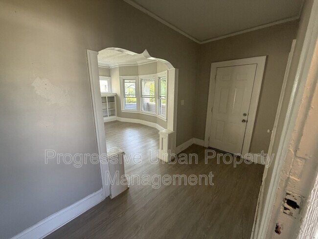 Foto del edificio - 3349 E 125th St