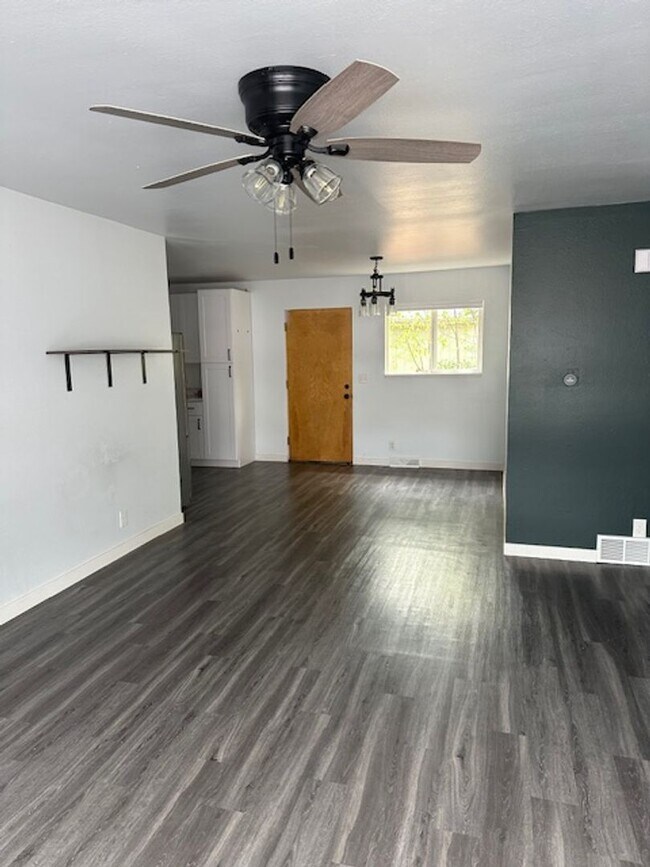 Building Photo - 494