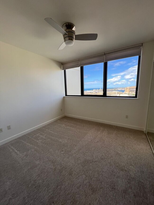 Building Photo - 1 bed, 1 bath in Kakaako with covered park...