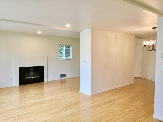 Building Photo - Two bedroom 1 bath on Alki Available Now!