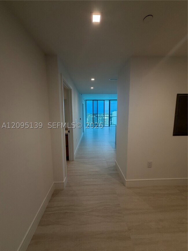 Building Photo - 2411 Laguna Cir