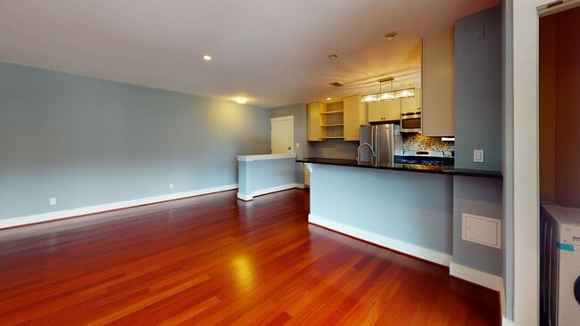 Foto del edificio - Top Floor Palisades Spacious One Bedroom W/Washer/Dryer In Unit!