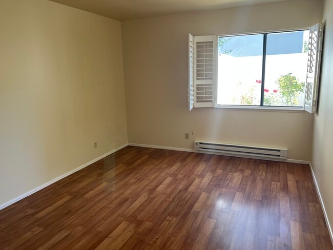 Building Photo - 1083 Shell Blvd