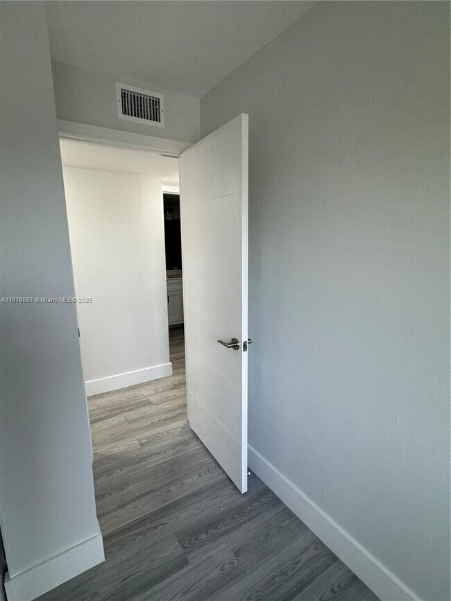 Foto del edificio - 3720 N Pine Island Rd