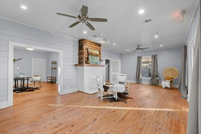 Foto del edificio - 915 N Center St