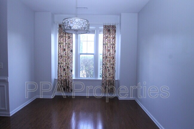 Foto del edificio - 100 Stratford Lakes Dr