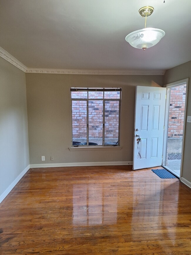 Building Photo - 504 Thelma Dr