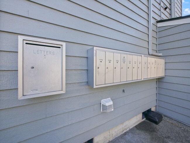 Building Photo - Madrona Park