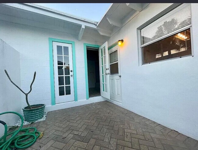 Foto del edificio - 656 Manor Dr