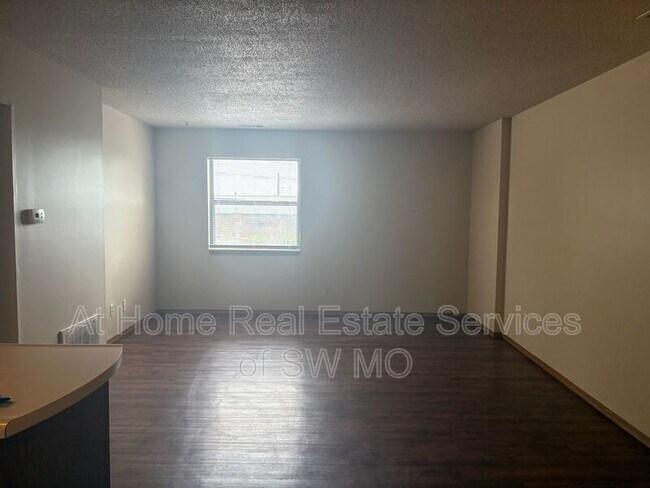 Building Photo - 2850 S Rogers Ave