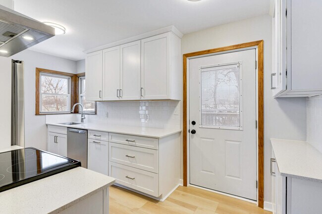 Foto del edificio - 6621 Eliot View Rd