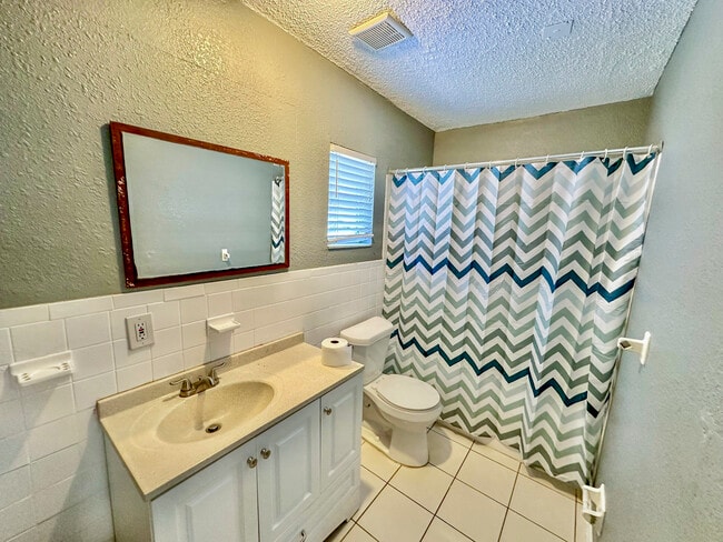 Building Photo - 5841 Sun Glo Ave