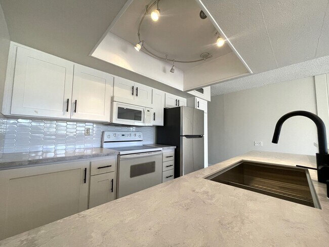 Foto del edificio - AVAILABLE NOW!!  1 Bedroom 1 Bathroom UPSTAIRS Apartment in Palm Springs!