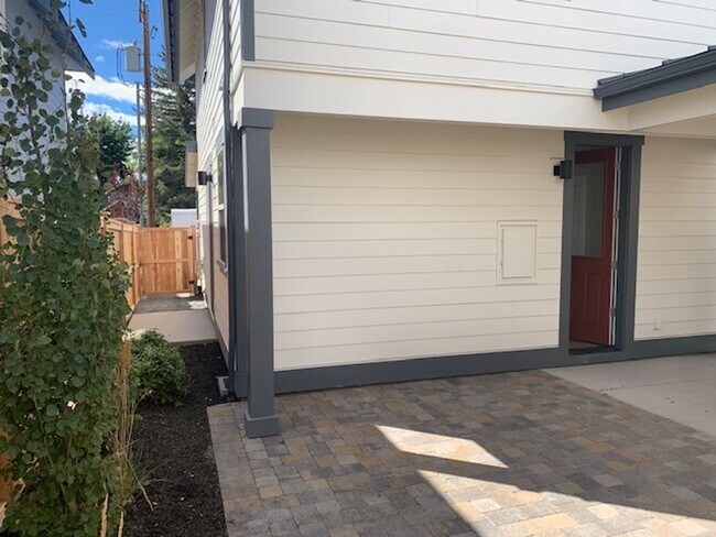 Foto del edificio - West Side 3 Bedroom with Garage
