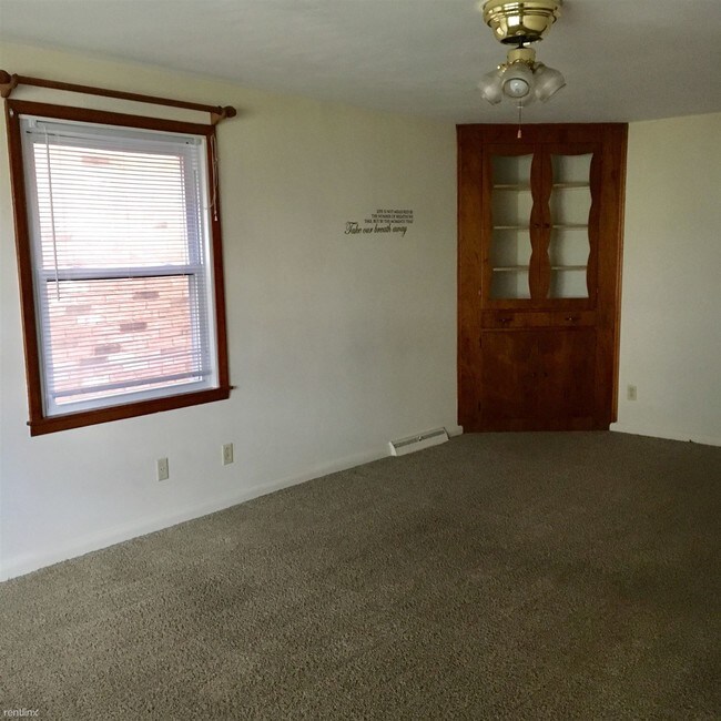 Building Photo - 3 br, 1 bath  - 206 Maple St