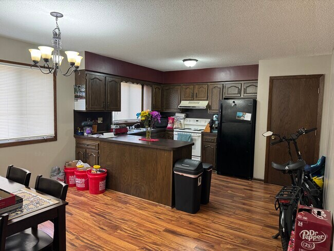 Foto del edificio - 422 Commodore Dr