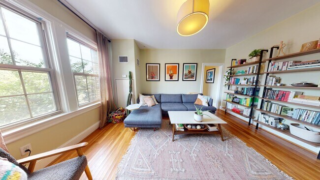 Foto del edificio - Sun-Filled One Bedroom on Connecticut Ave-Across from Metro, Storage Included, Pets Welcomed, & M...
