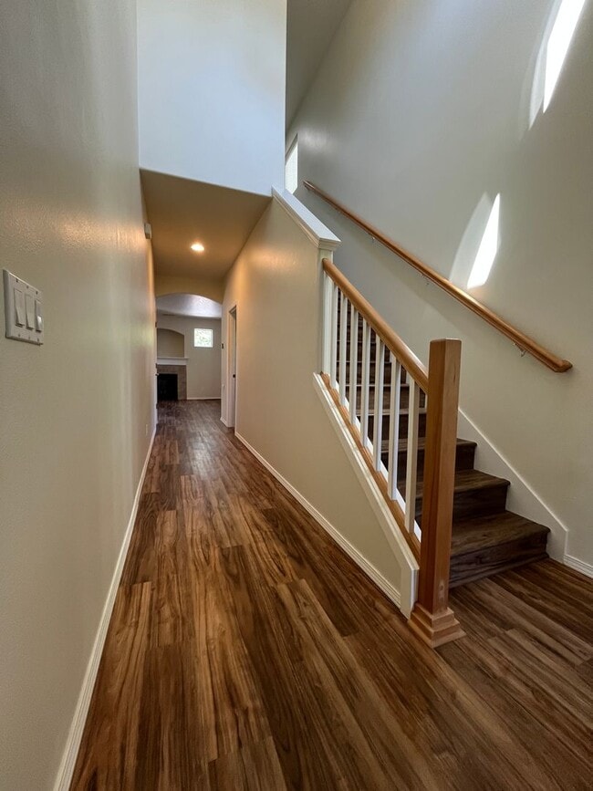 Building Photo - (GAR) 3 Bed/ 3 Bath