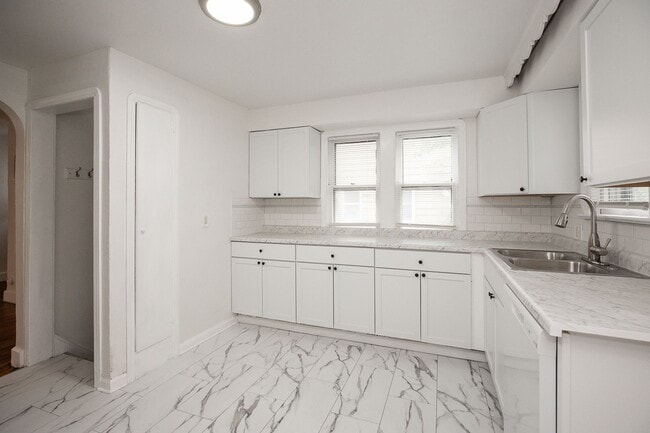 Building Photo - 3 Bedroom/2 bath Single House!! Euclid!!!