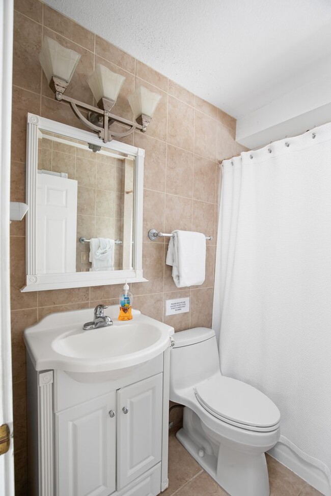 Building Photo - Beautifully Furnished 2-bedroom, 1-bathroom apartment 1 year lease