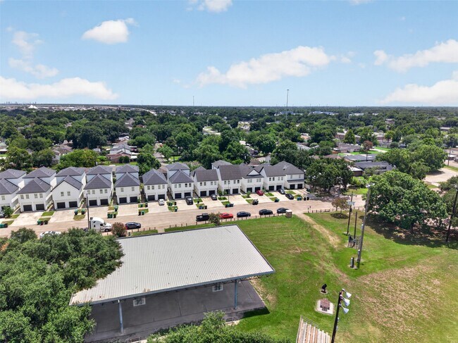 Foto del edificio - 3229 Real St