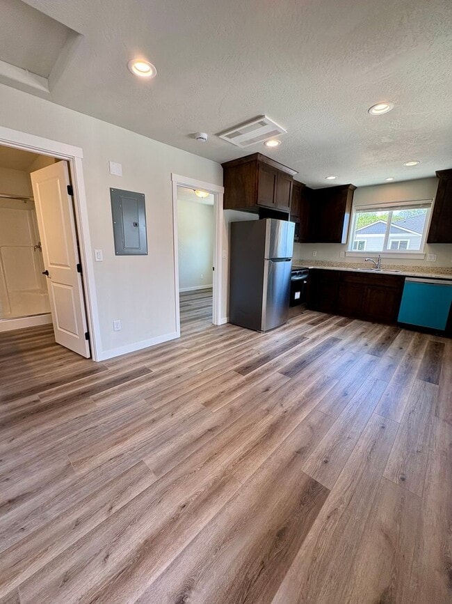 Building Photo - Brand-New 1 Bedroom, 1 Bath Upstairs Apartment for Rent – Central Point, OR