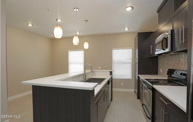 Building Photo - 410 Thorn Ave