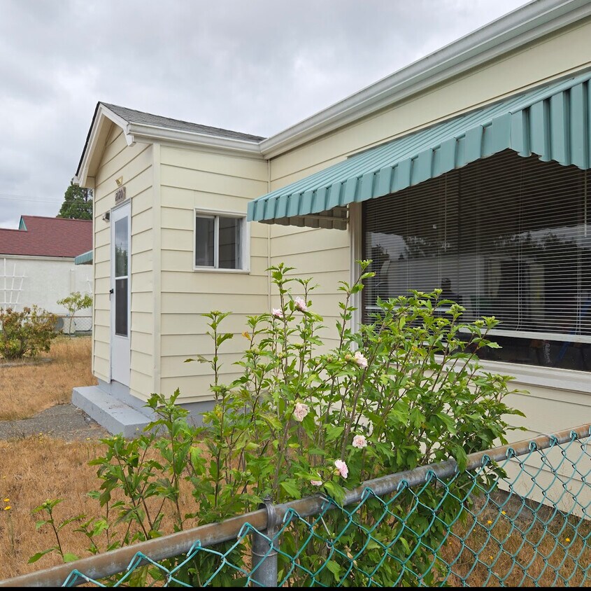 Foto principal - 2120 Laurel St