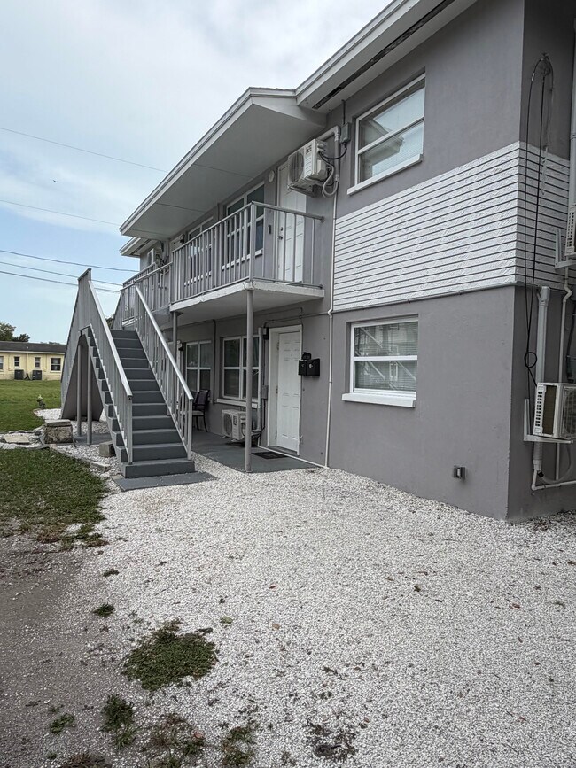 Foto del edificio - 363 Ridge Rd N