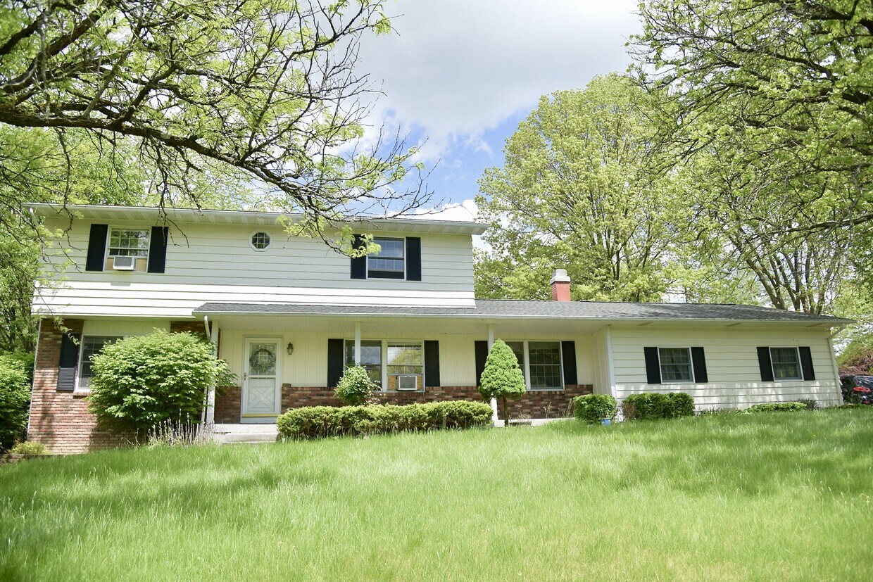 Foto principal - 118 Simsbury Dr