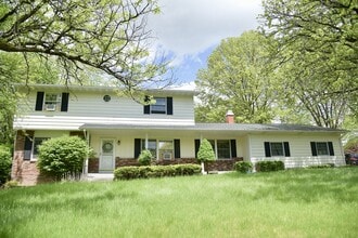 Building Photo - 118 Simsbury Dr