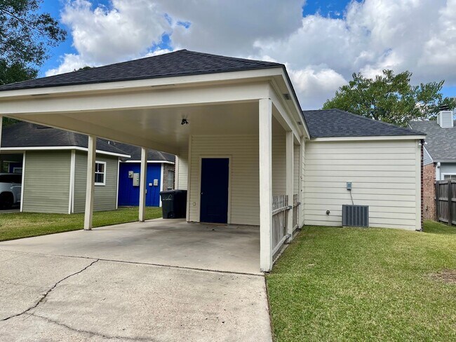 Building Photo - 3br/2ba house with backyard, dbl carport, minutes from LSU!