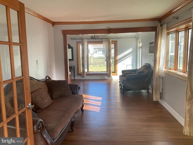 Foto del edificio - 334 Larch Rd