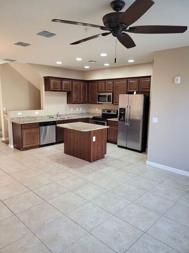 Foto del edificio - 240 W Juniper Ave