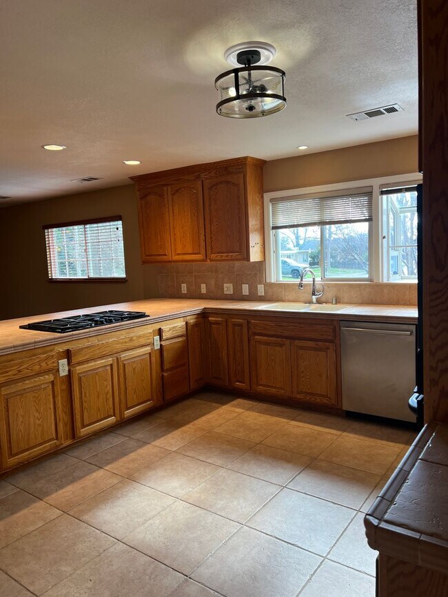 Foto del edificio - Welcome to this charming 2-bedroom, 2-bathroom home!