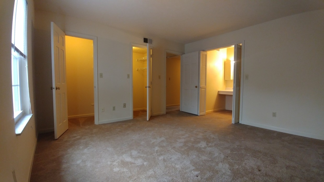 Master Bedroom - 245 Ridgewood Pl