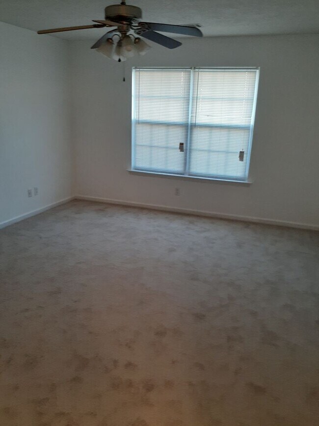 Building Photo - Spacious 3 bedroom 2 bath townhouse