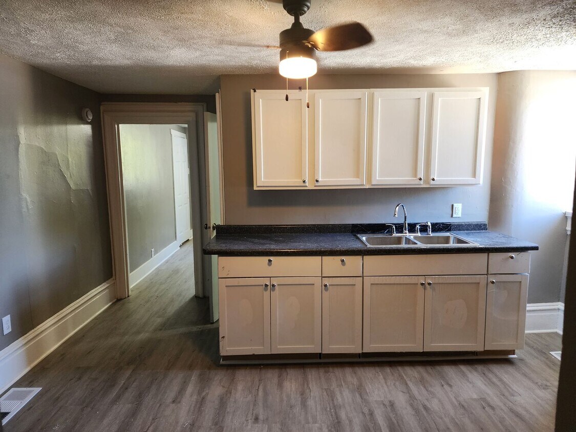 Foto principal - 2 bed 1 bath upstairs apartment
