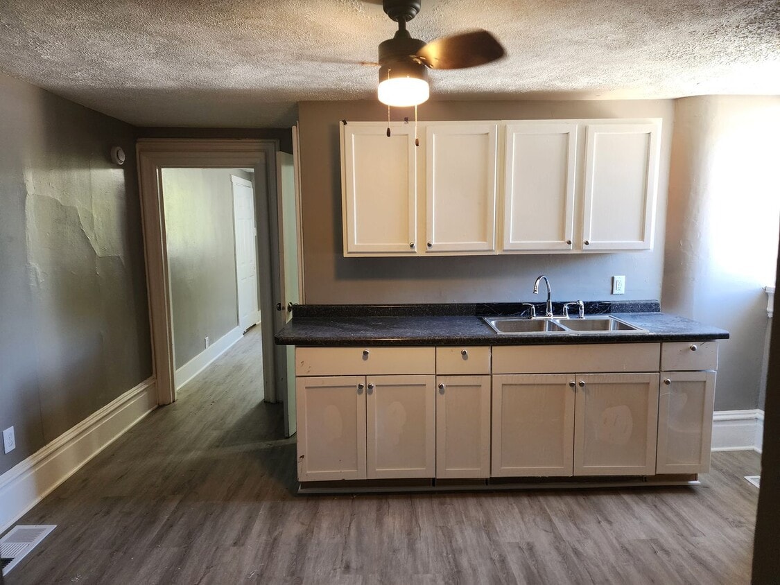 Primary Photo - 2 bed 1 bath upstairs apartment