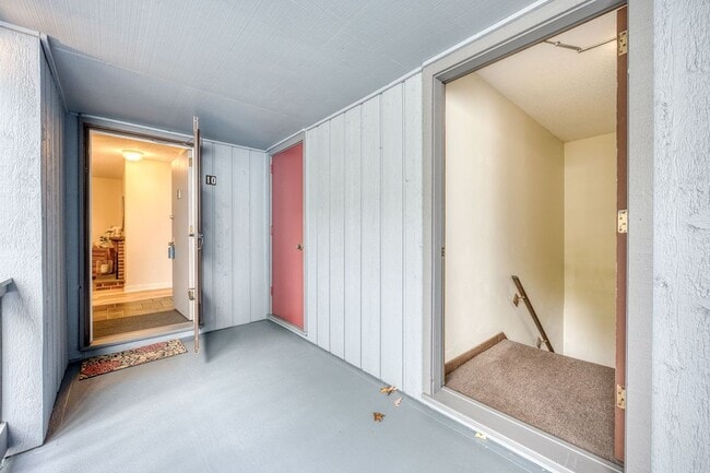 Building Photo - 10 Deepwood Dr