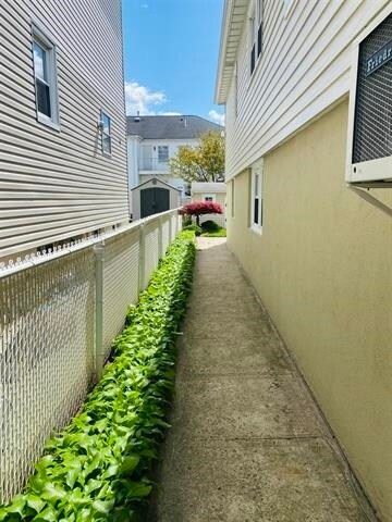 Foto del edificio - 698 Hudson Ave