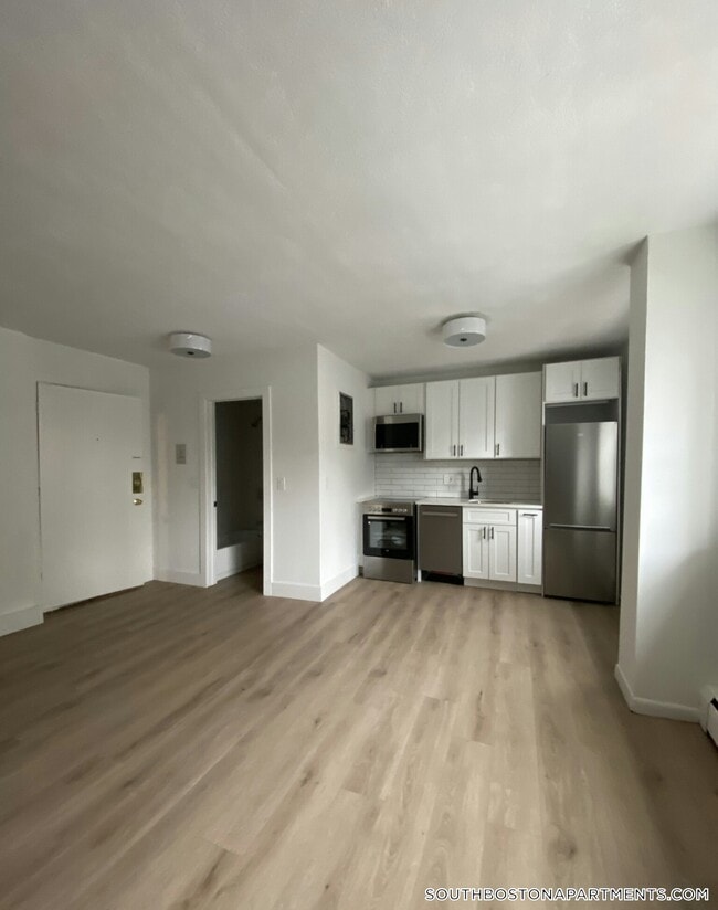 Building Photo - 740 E 7th St