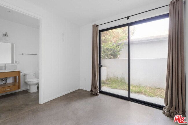 Foto del edificio - 1411 Roca Ln