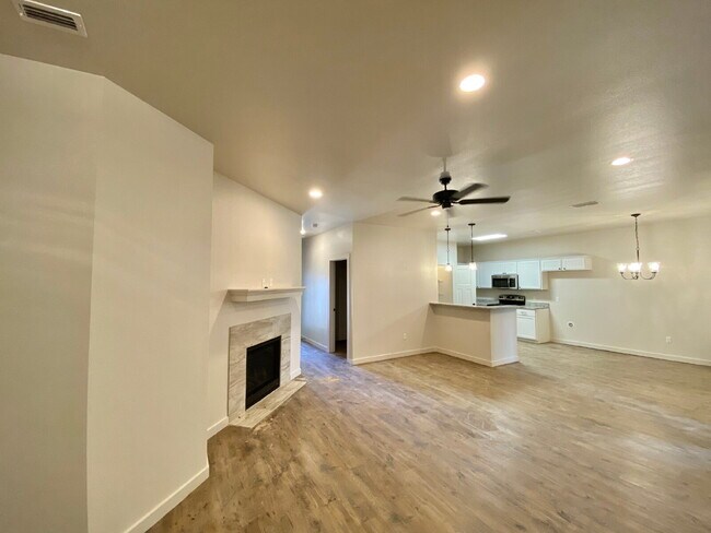 Foto del edificio - Low-Maintenance Luxury in South Lubbock: Turf Yard & Unbeatable Location
