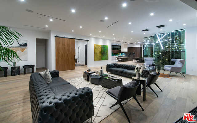 Foto del edificio - 8971 Shoreham Dr