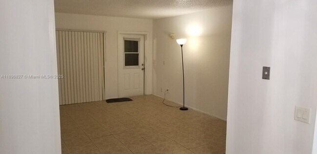 Foto del edificio - 11614 Royal Palm Blvd